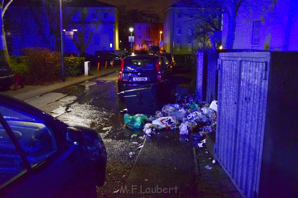 Erneut Muelltonnenbraende Koeln Vingst Ansbacherstr P14.JPG - Miklos Laubert